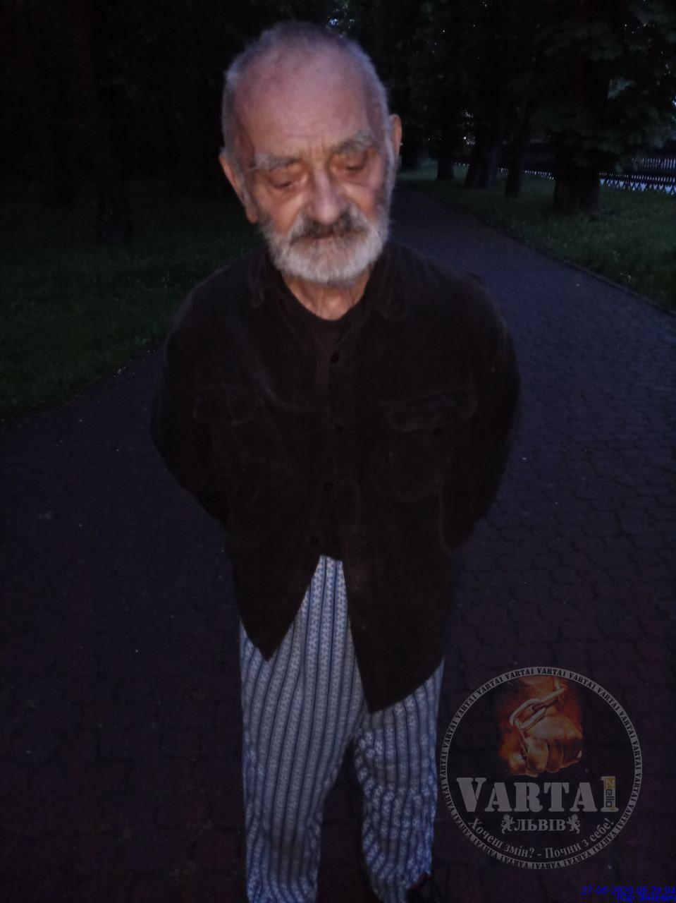 Гуляв у піжамі: у Стрийському парку серед ночі затримали чоловіка. Фото: "Варта 1".
