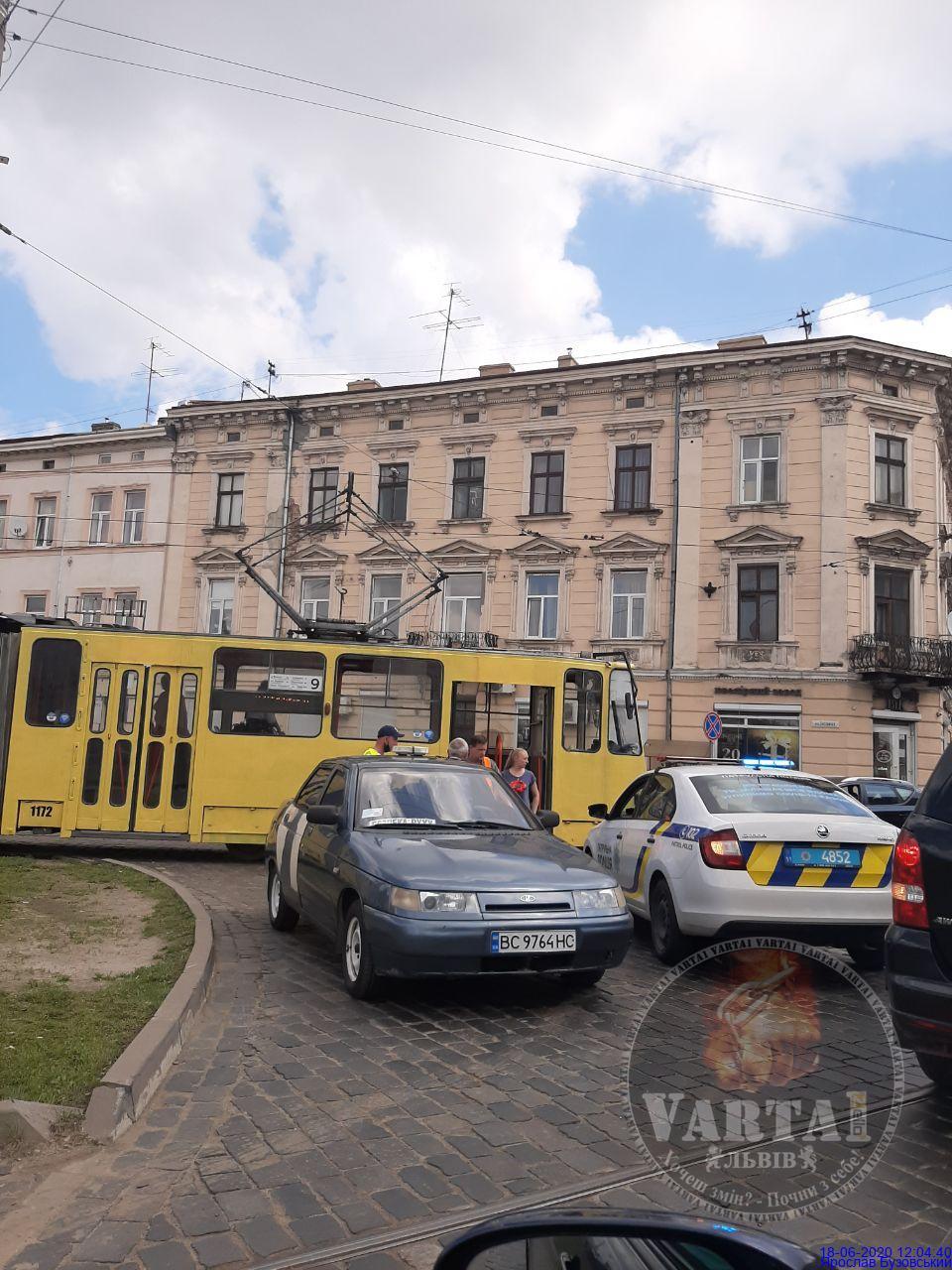 На вулиці Городоцькій у Львові сталася аварія, яка зупинила рух транспорту. 