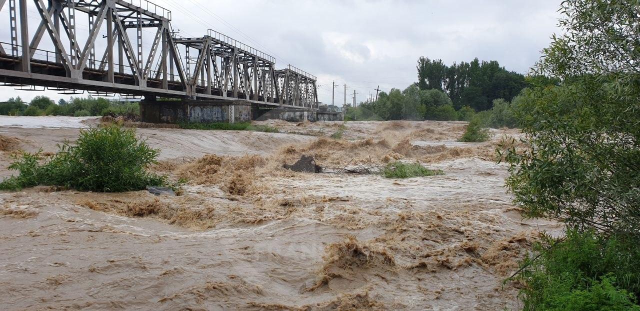 Гігантські потоки води змивають на своєму шляху навіть мости.