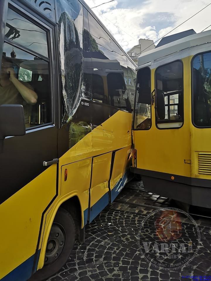 Автобус проти трамвая: хто винен - з'ясовує поліція.