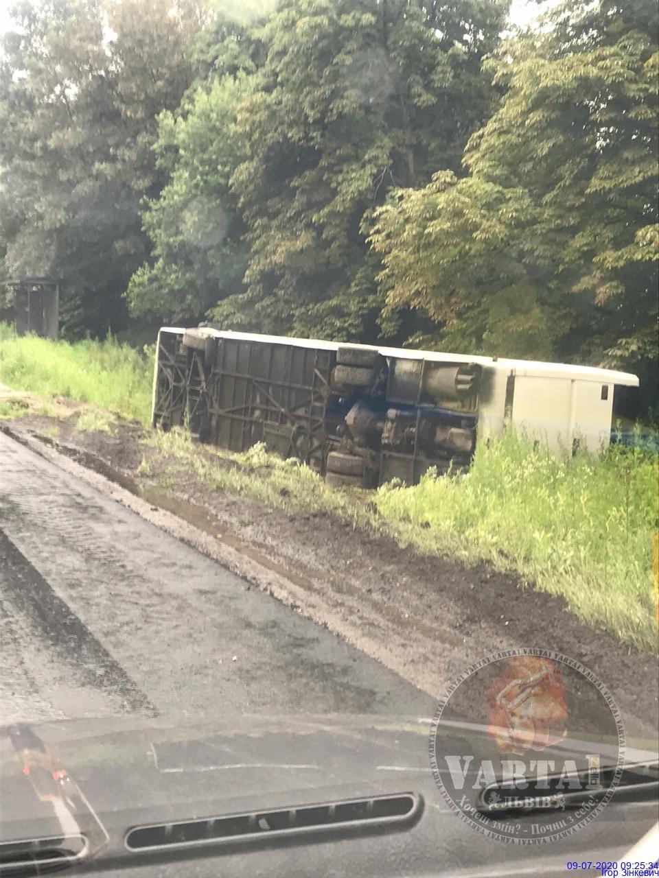 Занесло на мокрій дорозі: біля Львова перекинувся автобус. Фото: "Варта 1".