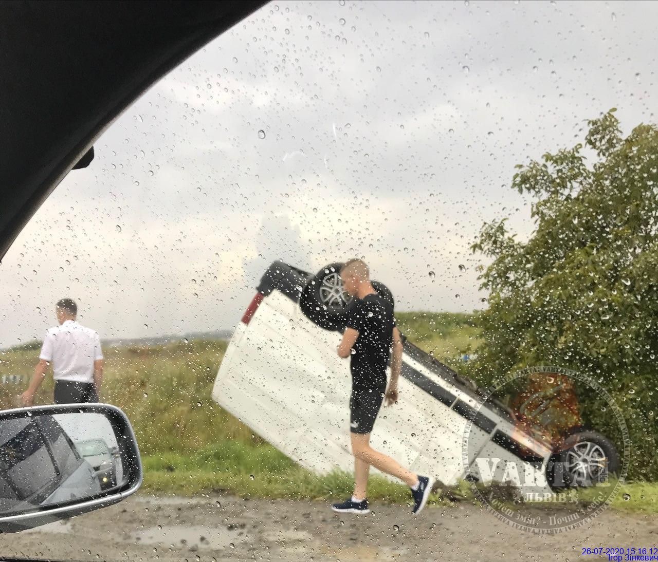 Біля Львова перекинувся бус. Фото: Варта 1.