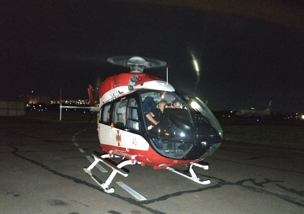 Lexus розірвало на шматки: 13-річну дівчинку гелікоптером відправили до Києва. Фото: ДСНС.