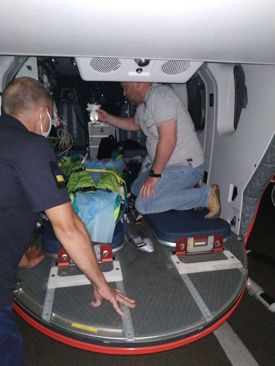 Lexus розірвало на шматки: 13-річну дівчинку гелікоптером відправили до Києва. Фото: ДСНС. 