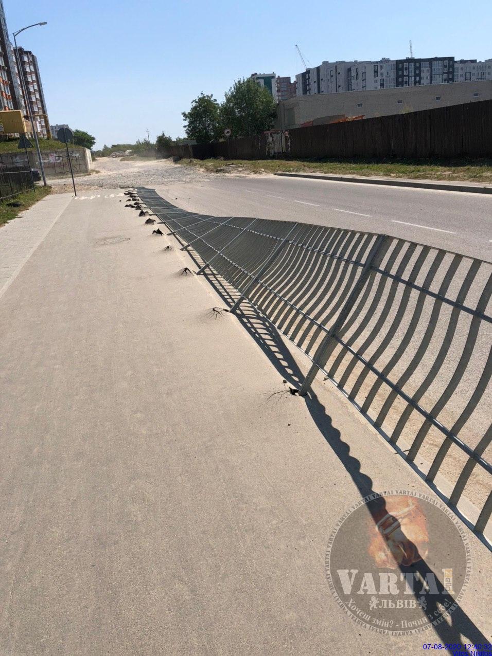 Ремонт по-галицьки: у Львові впала щойно встановлена огорожа фото 1