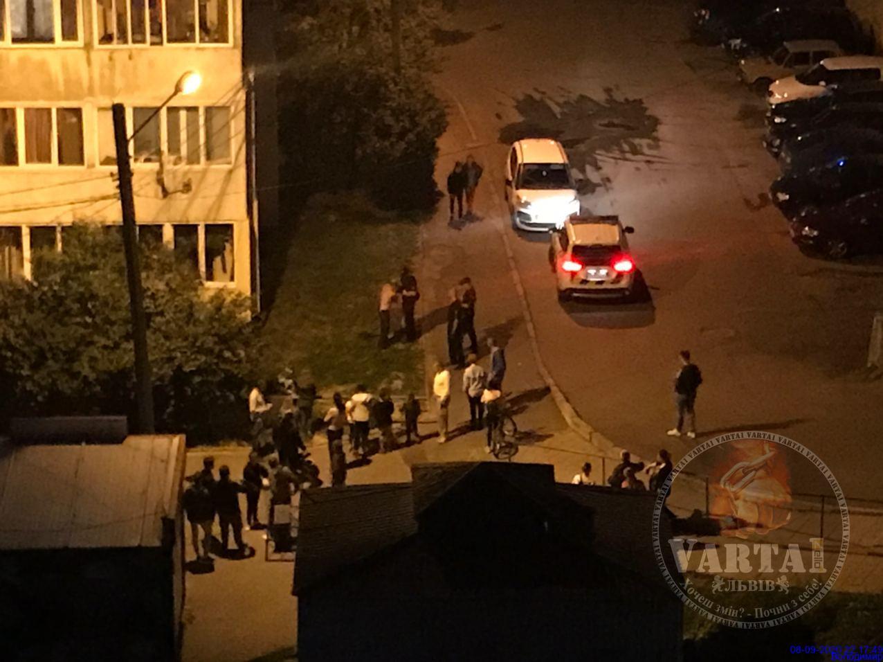 Торкався і гладив: на Личакові чоловік на дитячому майданчику чіплявся до дівчаток. Батьки викликали поліцію. Фото: Варта 1 .