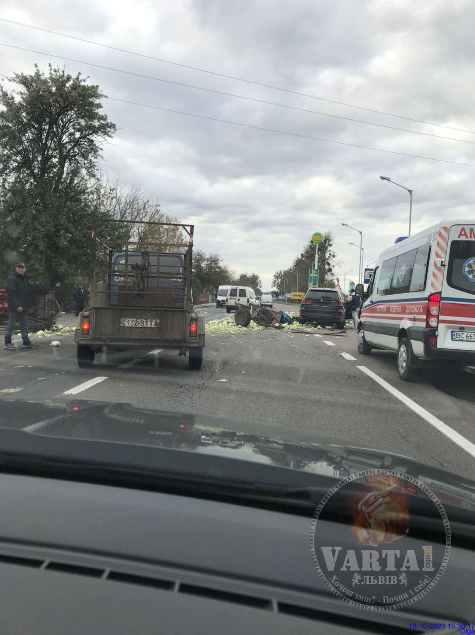 Дорогу біля Львова засипало капустою: постраждав чоловік