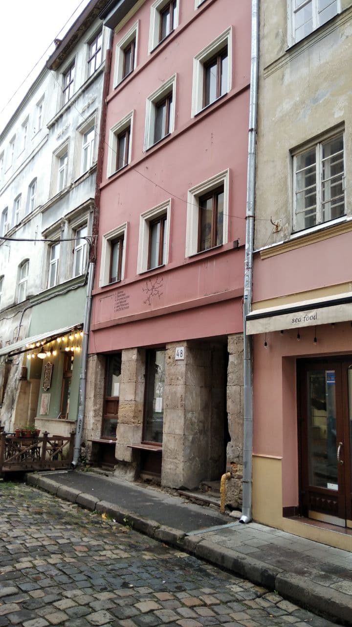 Дім Легенд. Дракон не пережив коронавірусу. Львів. Листопад 2020.  Фото: VG Львів.