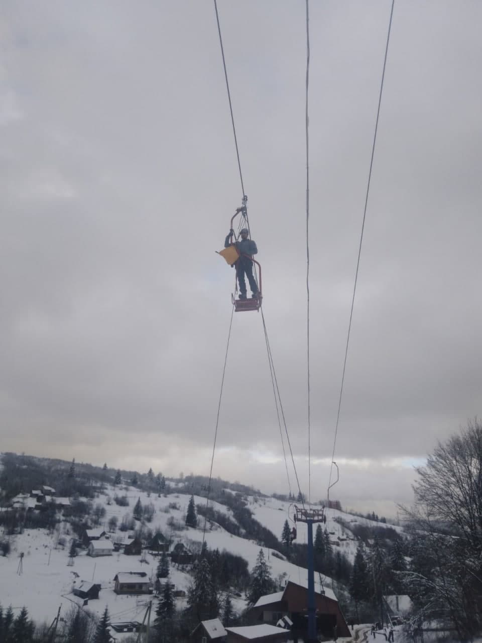 У Славському зупинився крісельний підйомник із туристами. Фото: ДСНС