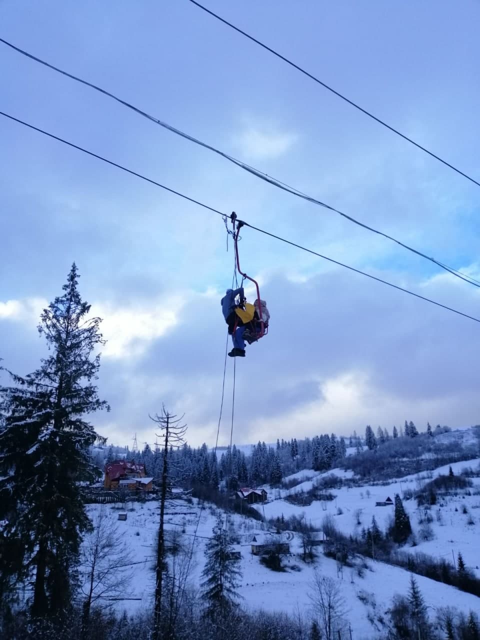 У Славському зупинився крісельний підйомник із туристами. Фото: ДСНС