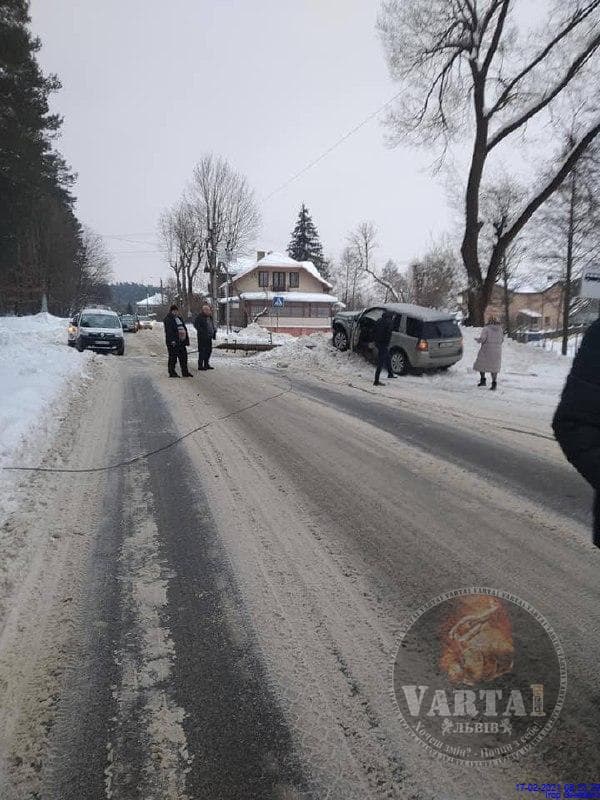 У Брюховичах автомобіль зніс електроопору. Фото: Варта 1.