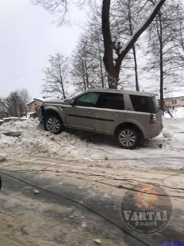 У Брюховичах автомобіль зніс електроопору. Фото: Варта 1.