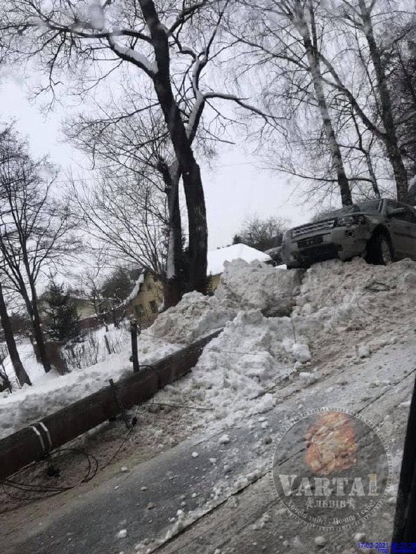 У Брюховичах автомобіль зніс електроопору. Фото: Варта 1.