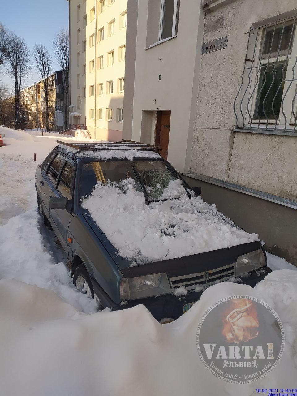 Бурульки і снігові брили з дахів трощать автомобілі у Львові. Фото: Alien from Hell