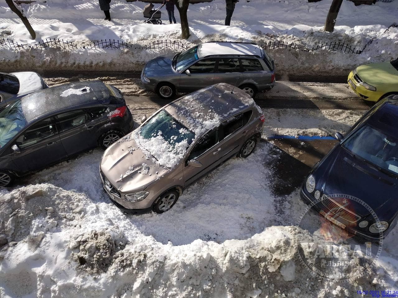 Бурульки і снігові брили з дахів трощать автомобілі у Львові. Фото: Варта 1