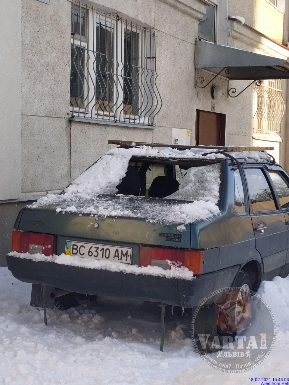 Бурульки і снігові брили з дахів трощать автомобілі у Львові. Фото: Alien from Hell