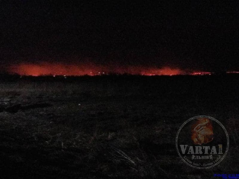 На околиці міста Львова розпочалися масштабні пожежі. Фото: Варта 1.