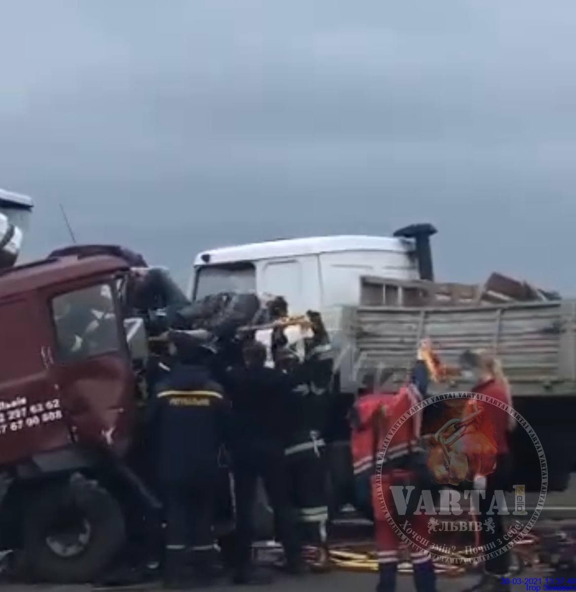 Біля Львова сталася ДТП за участі вантажівки, є постраждалі. Фото: Варта 1