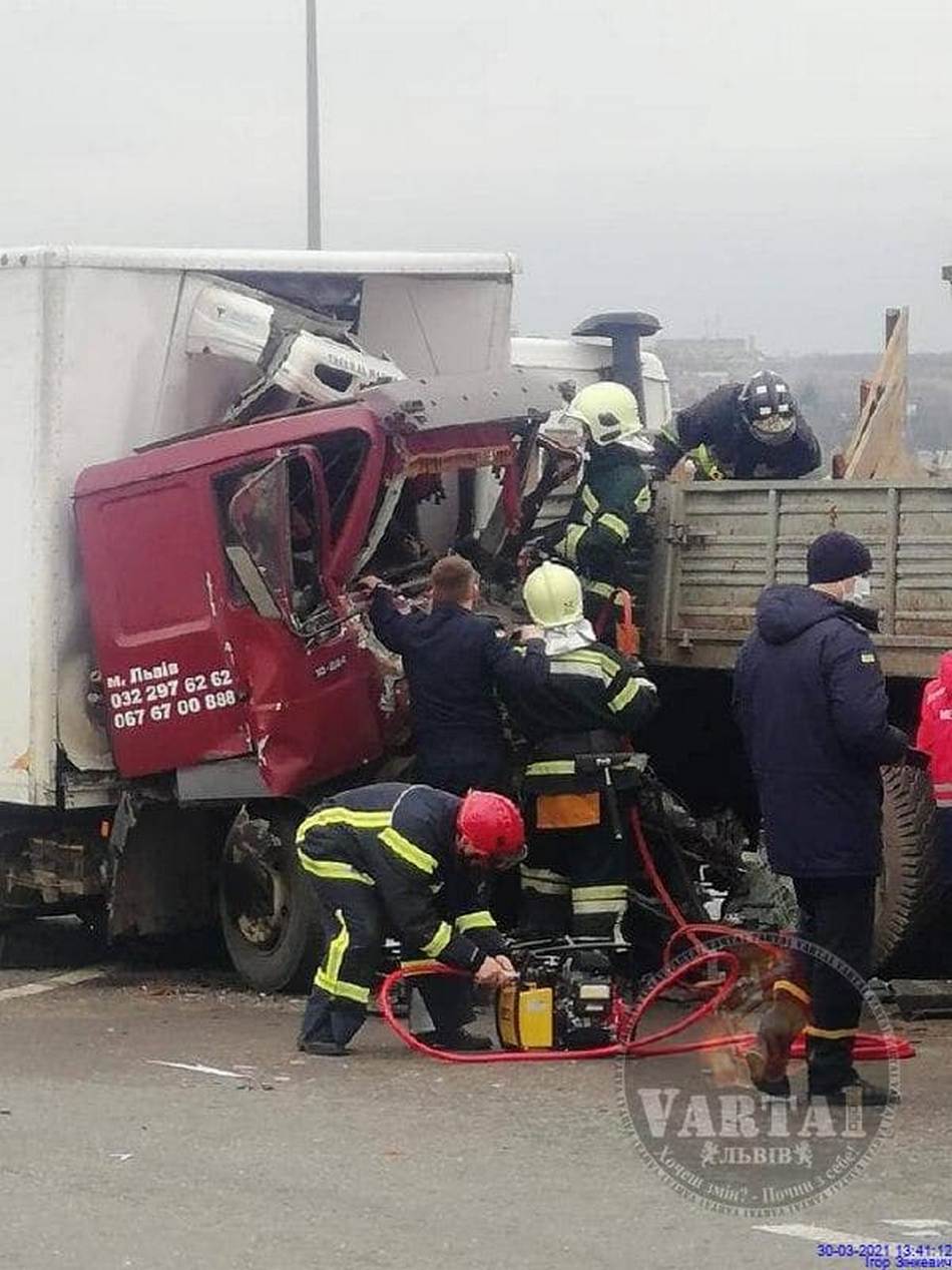 Біля Львова сталася ДТП за участі вантажівки, є постраждалі. Фото: Варта 1