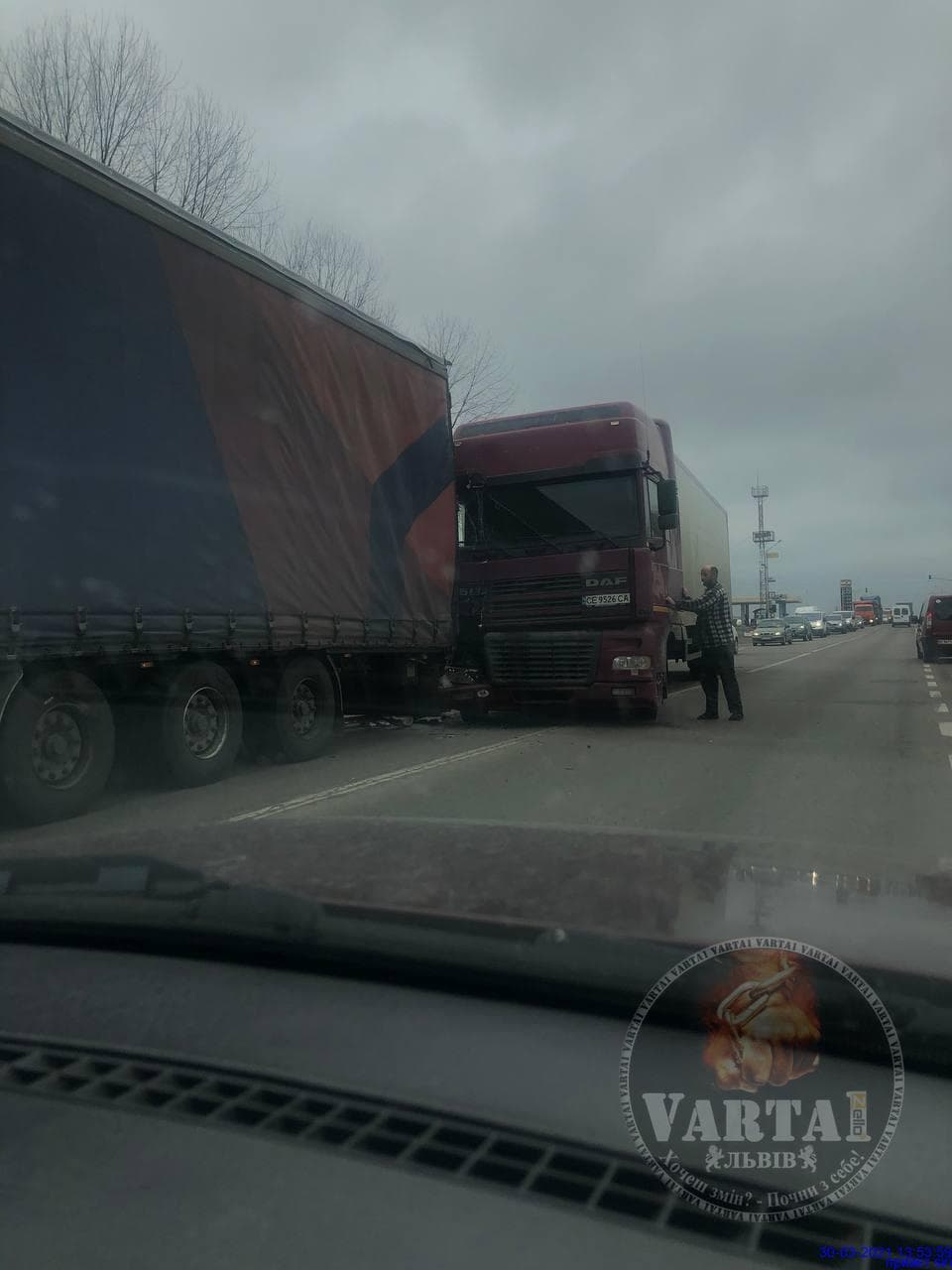 Біля Львова сталася ДТП за участі вантажівки, є постраждалі. Фото: Варта 1