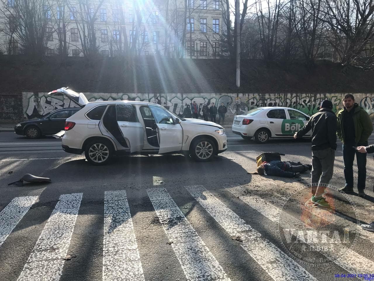 У Львові позашляховик насмерть збив скутеристку служби доставки їжі. Фото: Варта 1.