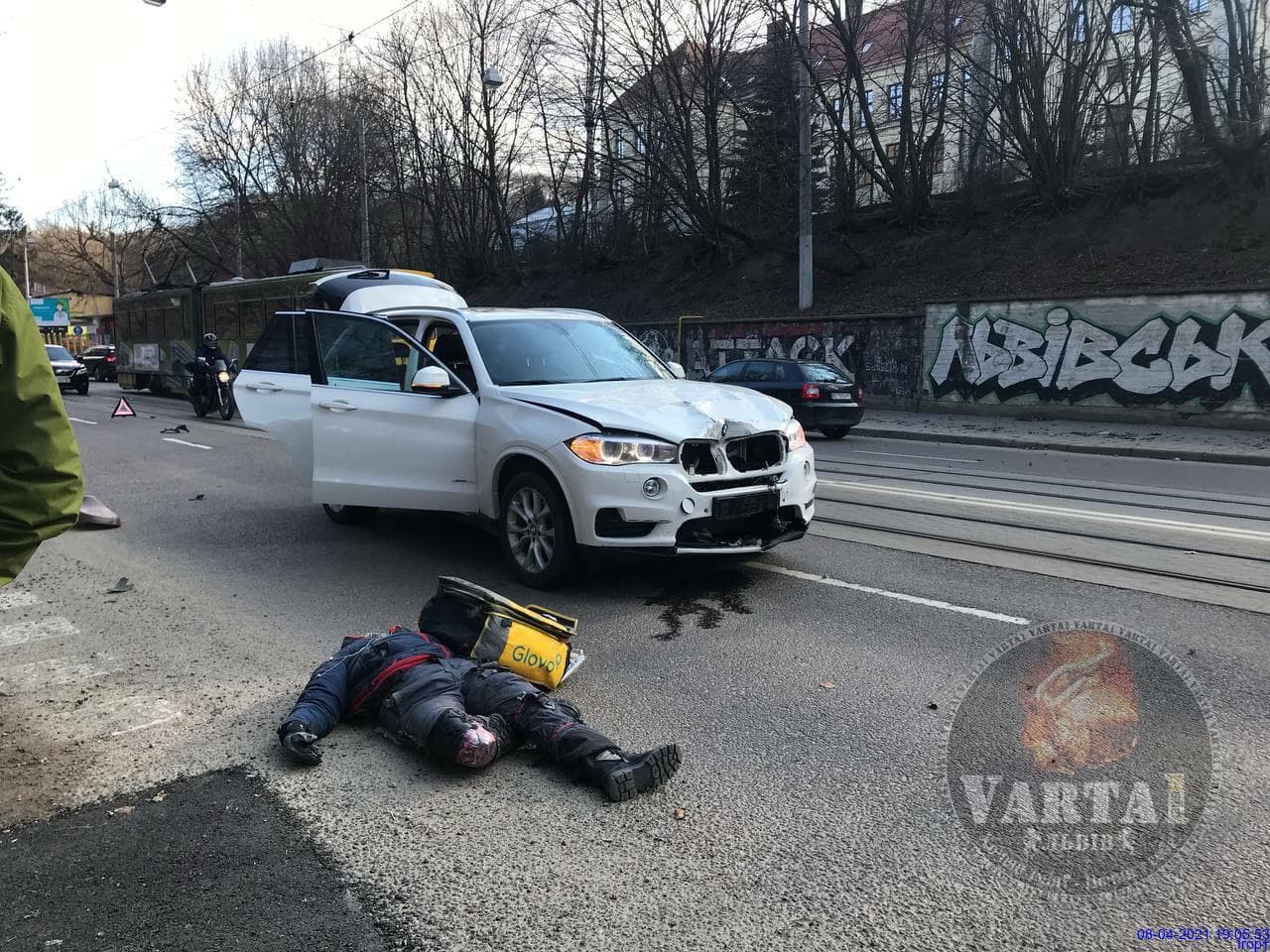У Львові позашляховик насмерть збив скутеристку служби доставки їжі. Фото: Варта 1.