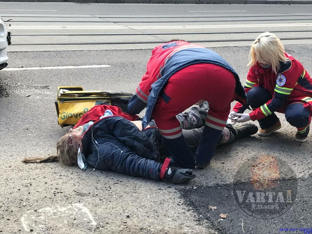 У Львові позашляховик насмерть збив скутеристку служби доставки їжі. Фото: Варта 1.