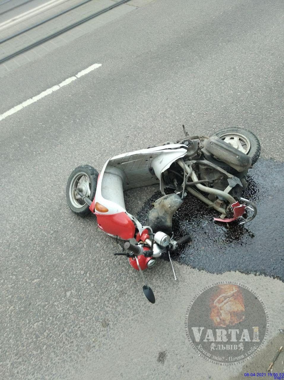У Львові позашляховик насмерть збив скутеристку служби доставки їжі. Фото: Варта 1.