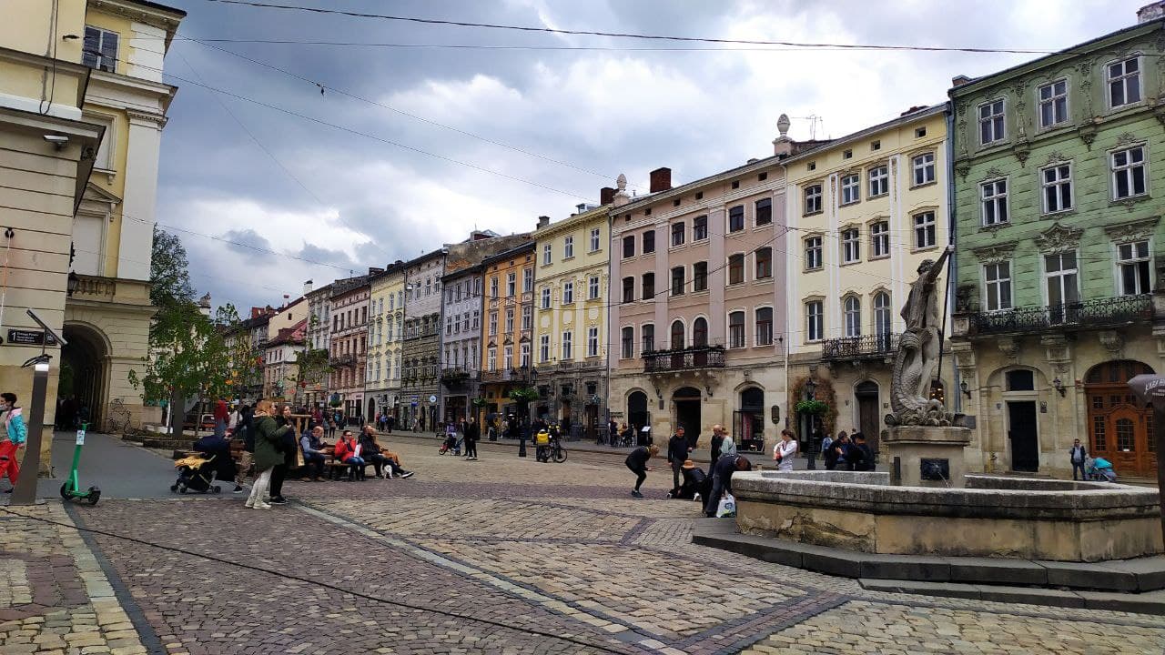 До Львова повернулися туристи. Фото: Depo.Львів.