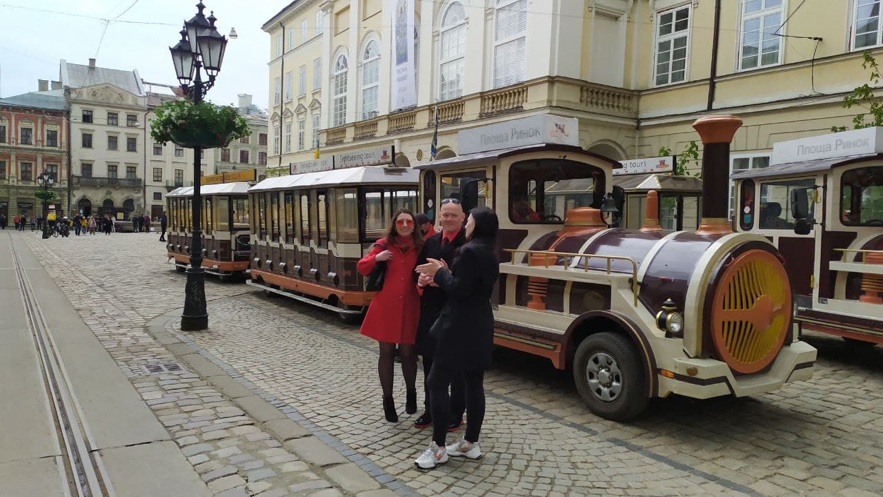 До Львова повернулися туристи. Фото: Depo.Львів.