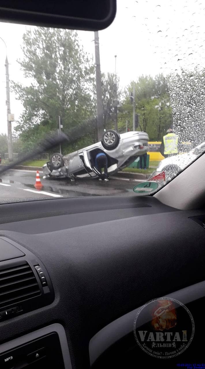 Недобрий ранок: на Левандівці перекинувся автомобіль. Фото: Варта 1.