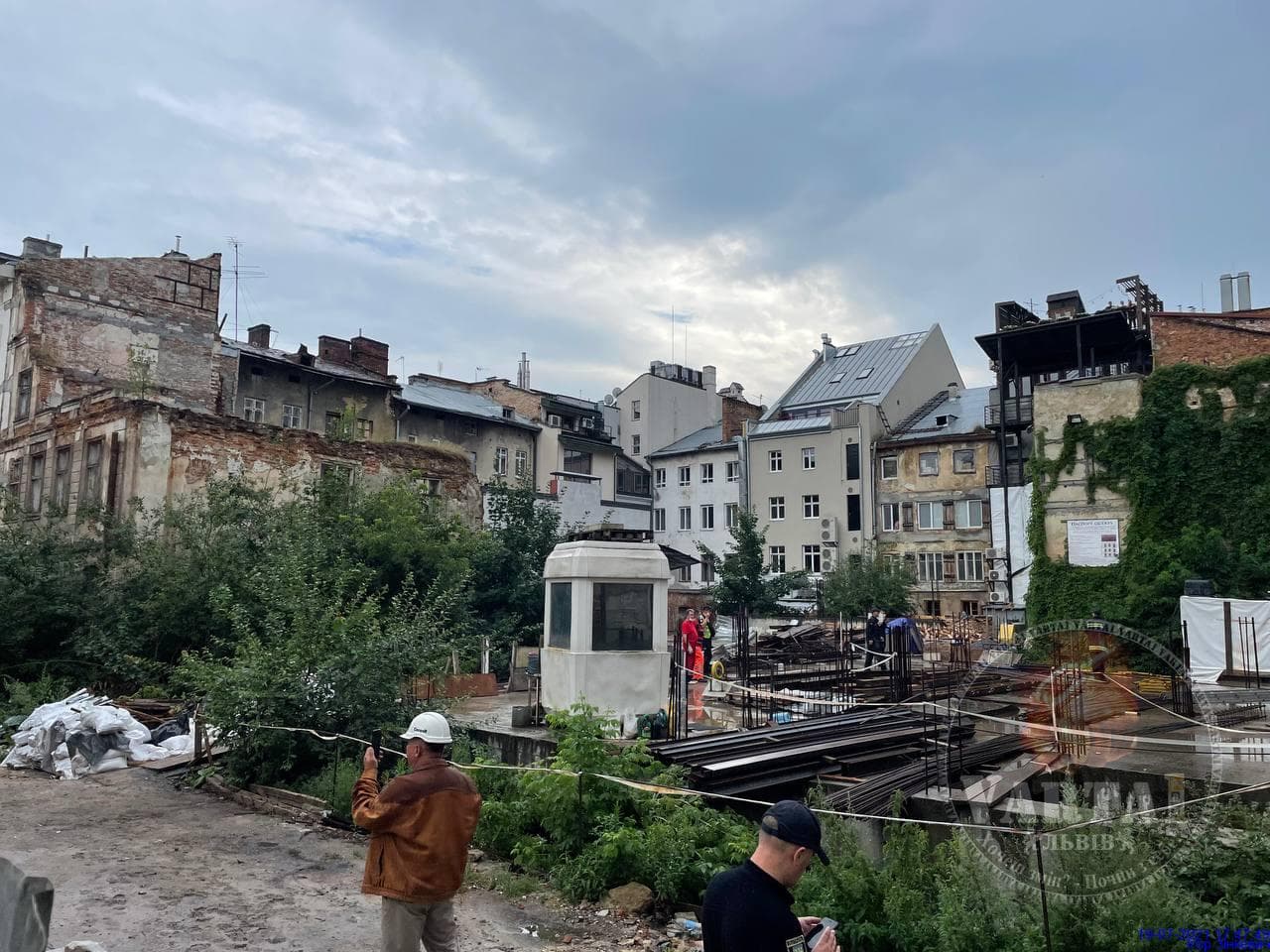 У Львові обвалилася стіна будинку, загинула людина. Фото: Варта 1.