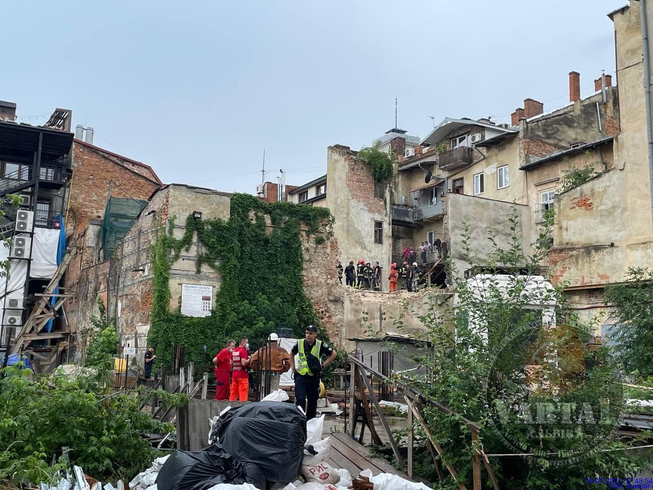 У Львові обвалилася стіна будинку, загинула людина. Фото: Варта 1.