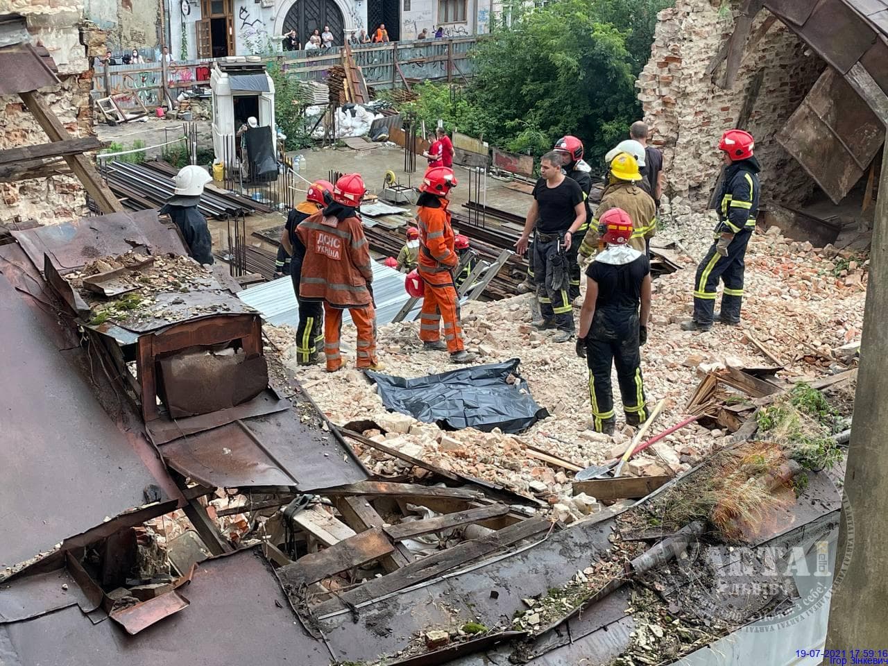 У Львові обвалилася стіна будинку, загинула людина. Фото: Варта 1.