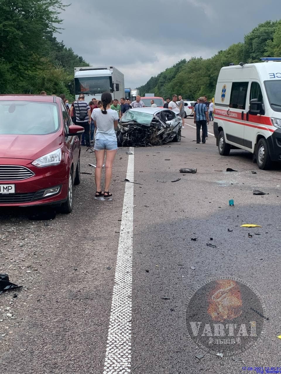 Пішов на обгін: у трощі біля Бродів постраждали двоє людей. Фото: Варта 1.