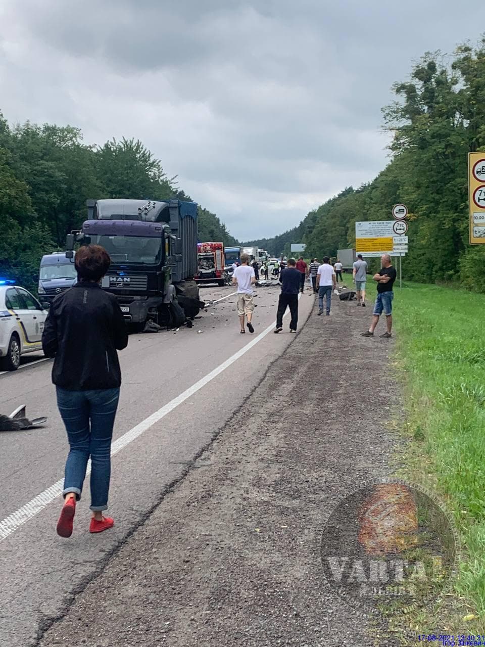 Пішов на обгін: у трощі біля Бродів постраждали двоє людей. Фото: Варта 1.