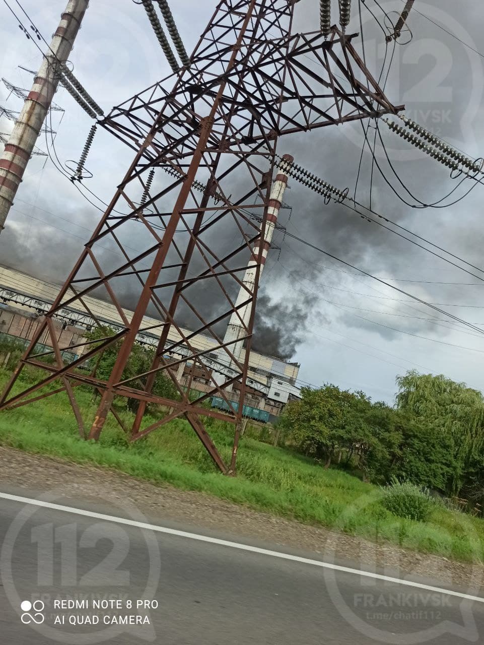 На Бурштинській електростанції виникла масштабна пожежа. Фото: Телеграм-канал 112.