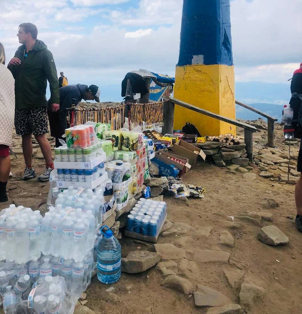 На вершині найвищої гори України Говерла стрімко зросли ціни на воду. Фото:  Віктор Кулик