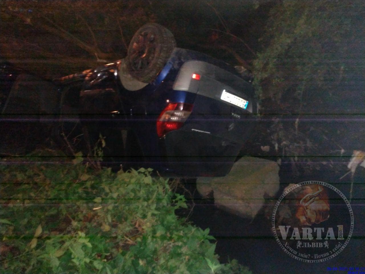 Не впорався з керуванням: на Левандівці автомобіль перекинувся на дах