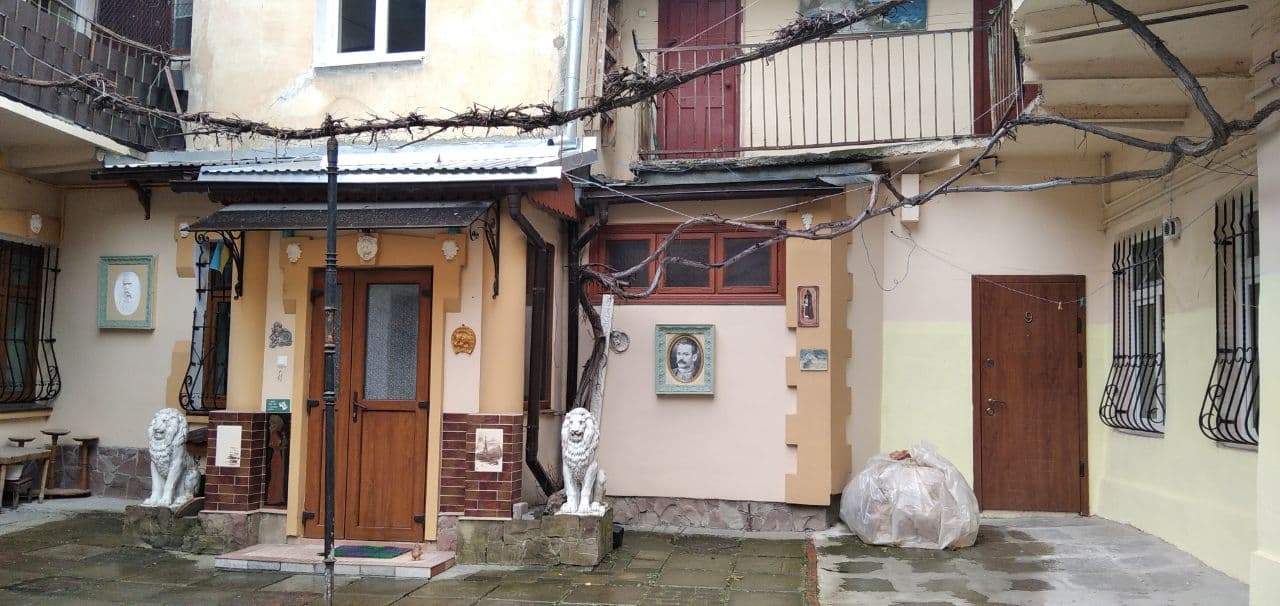 У Львові «декомунізували» популярний серед туристів радянський дворик. Фото: lviv.vgorode.ua