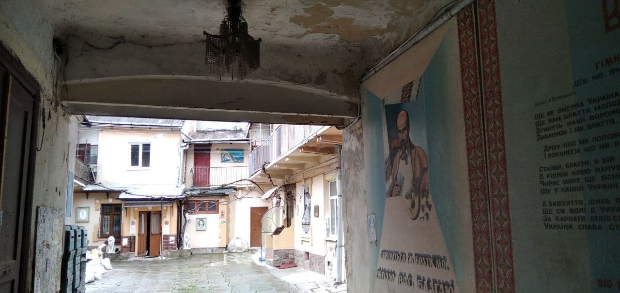 У Львові «декомунізували» популярний серед туристів радянський дворик. Фото: lviv.vgorode.ua