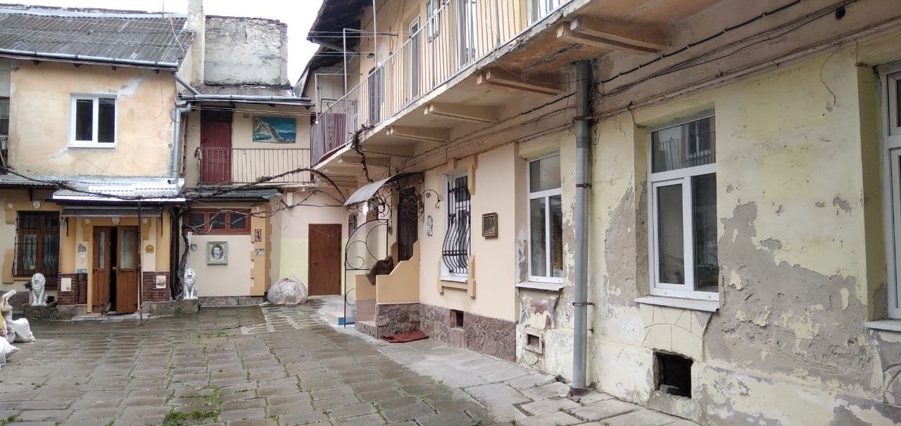 У Львові «декомунізували» популярний серед туристів радянський дворик. Фото: lviv.vgorode.ua