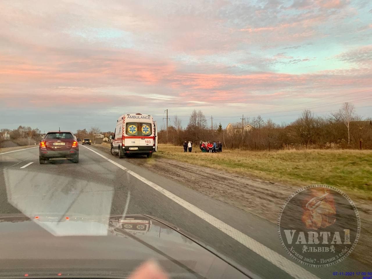 Біля Львова перекинувся автомобіль: відео фото 1