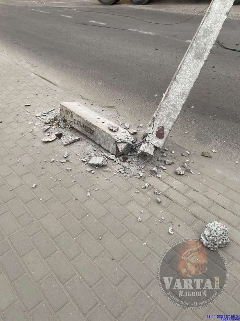 У Львові електроопора розтрощила автомобіль.