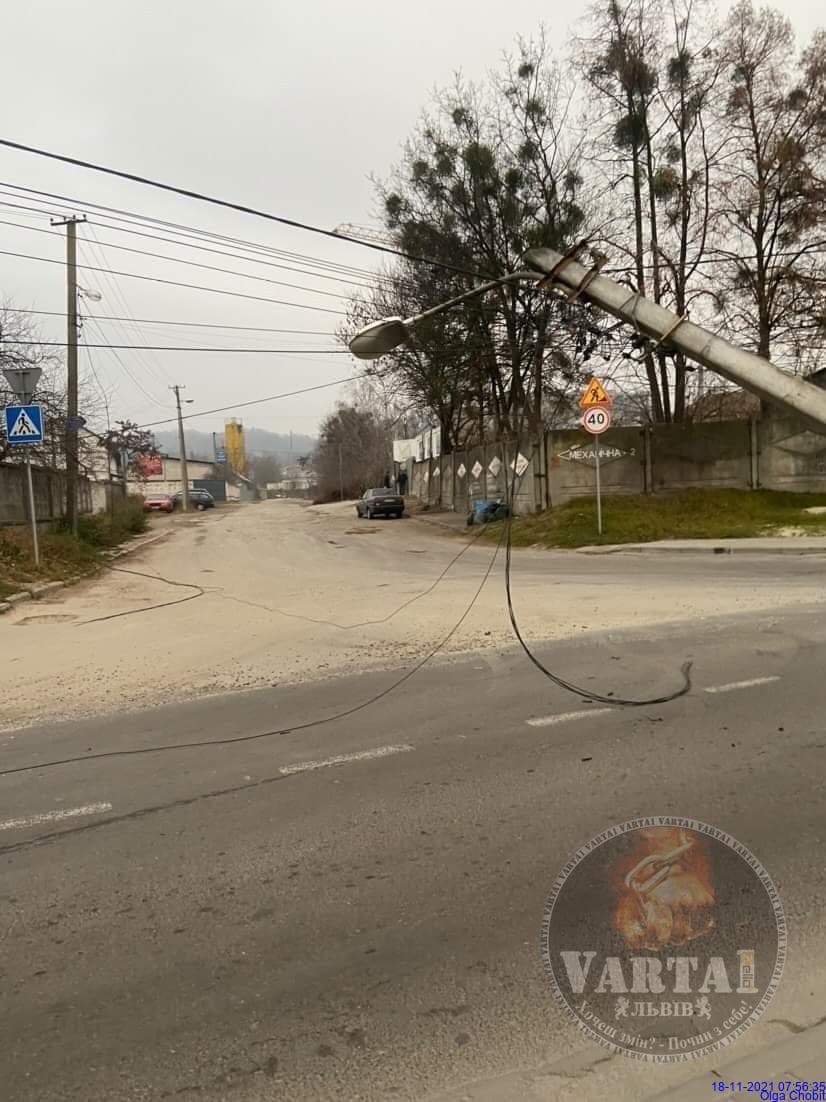 У Львові електроопора розтрощила автомобіль.