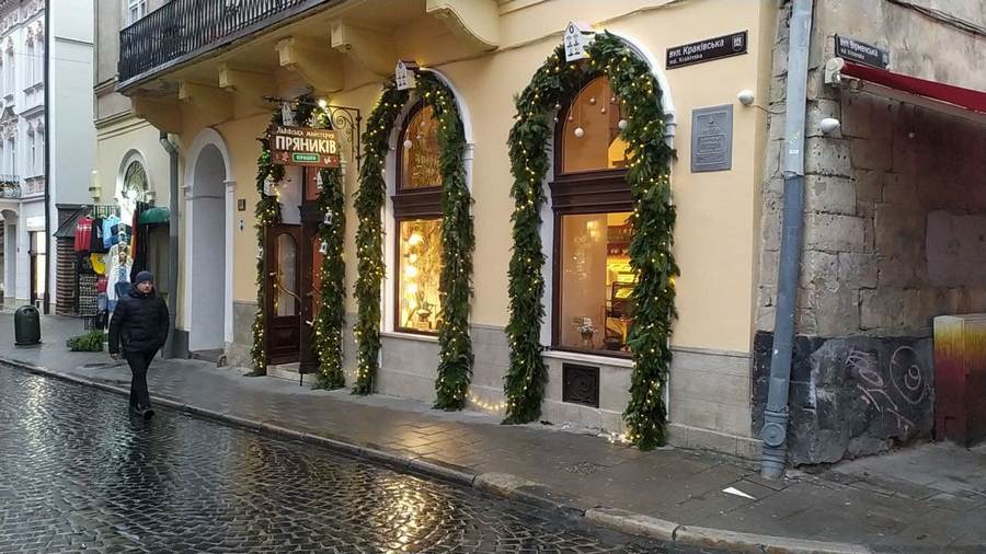 У центрі Львова почали встановлювати новорічні ялинки, декорації та фотозони