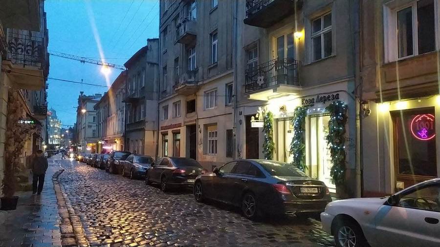 У центрі Львова почали встановлювати новорічні ялинки, декорації та фотозони