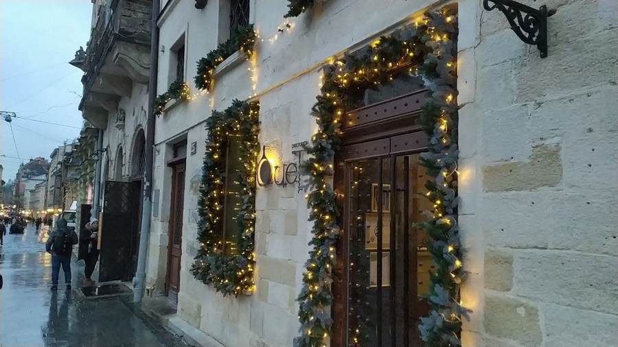 У центрі Львова почали встановлювати новорічні ялинки, декорації та фотозони