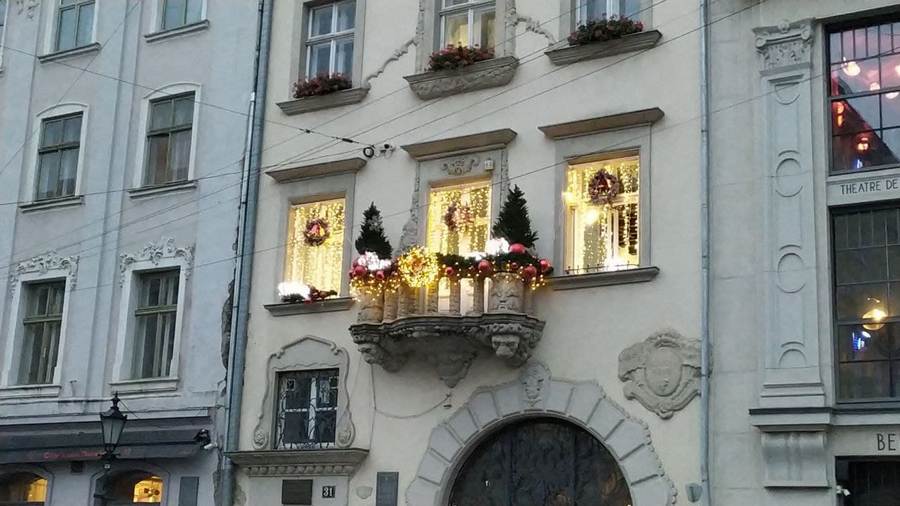 У центрі Львова почали встановлювати новорічні ялинки, декорації та фотозони