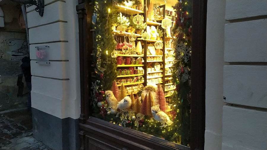 У центрі Львова почали встановлювати новорічні ялинки, декорації та фотозони